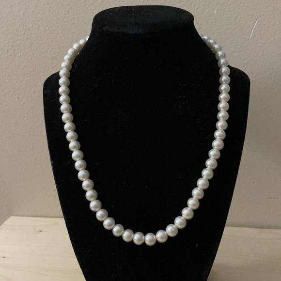 3 Silver Tone Pearly Necklaces - Picture 5 of 7